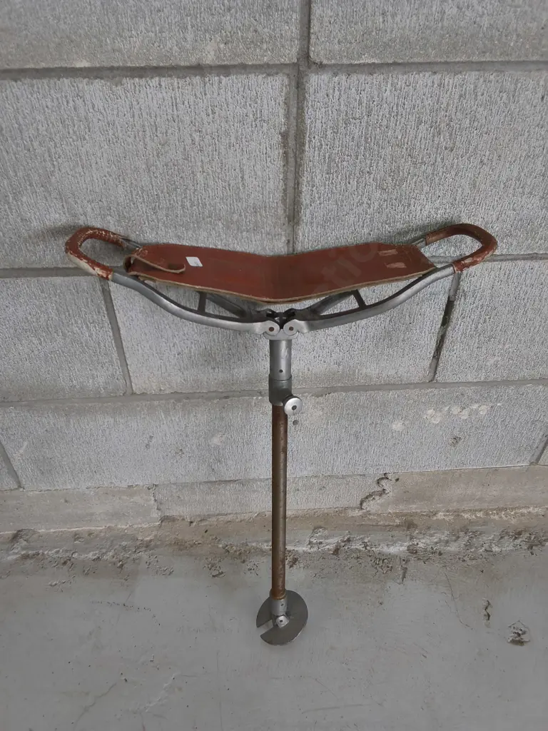 VINTAGE LEATHER SHOOTING STICK SEAT, TELESCOPIC Image 1++