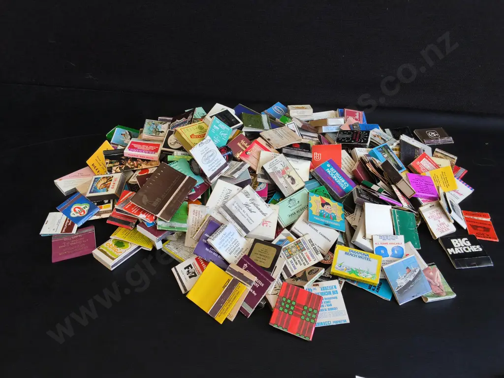 COLLECTION OF VINTAGE ADVERTISING MATCHBOOK COVERS Image 1++