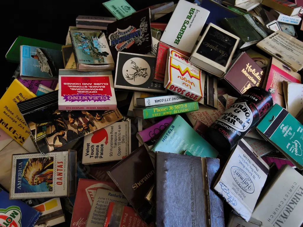 COLLECTION OF VINTAGE ADVERTISING MATCHBOOK COVERS Image 1++