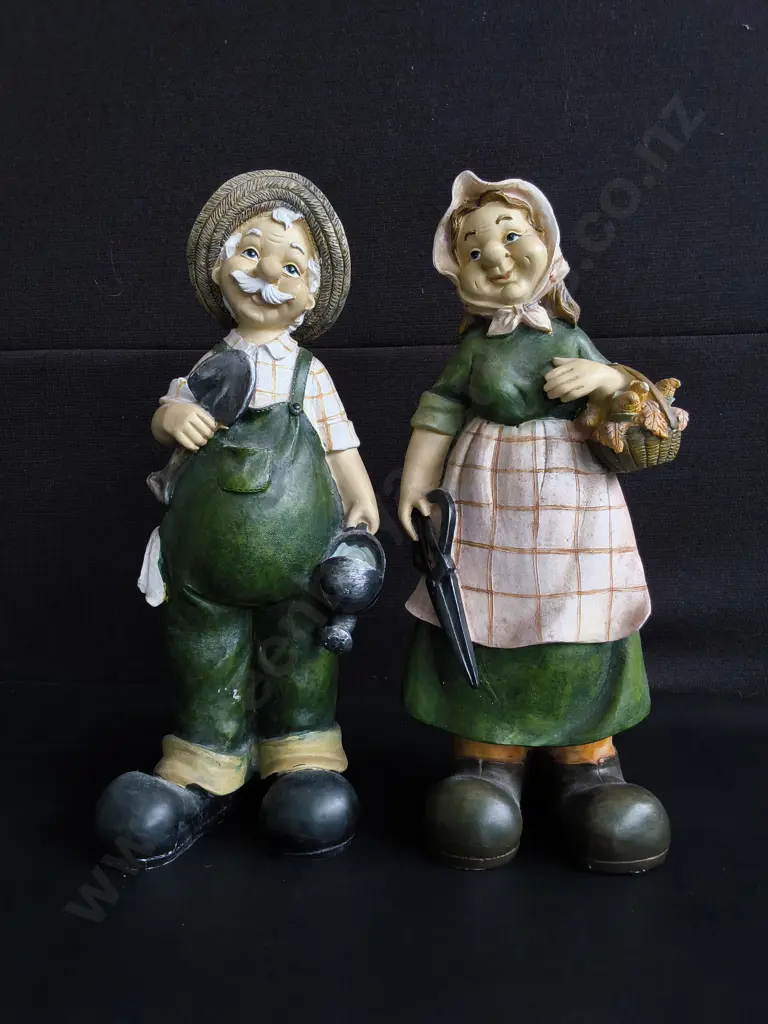 PAIR OF DECORATIVE GARDENER COUPLE FIGURINES, H 38 CM Image 1++