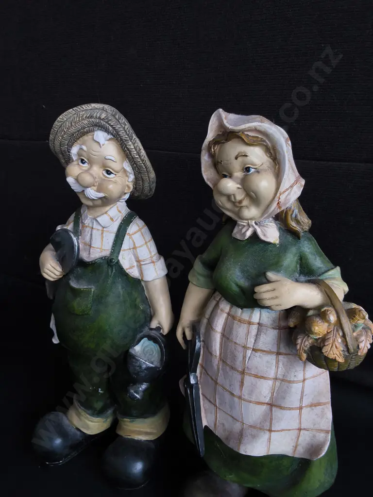 PAIR OF DECORATIVE GARDENER COUPLE FIGURINES, H 38 CM Image 1++