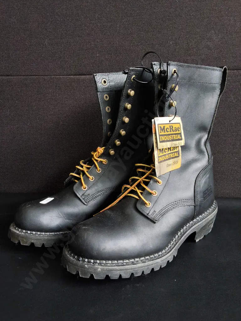 BRAND NEW PAR OF INDUSTRIAL BOOTS, SIZE 10 M Image 1++