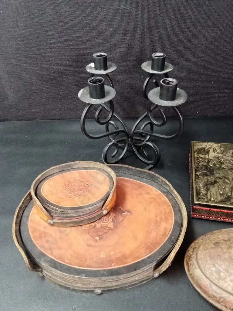 LEATHER PLACE MATS AND COASTER SET, 2 VINTAGE TINS AND A CANDLE HOLDER Image 1++