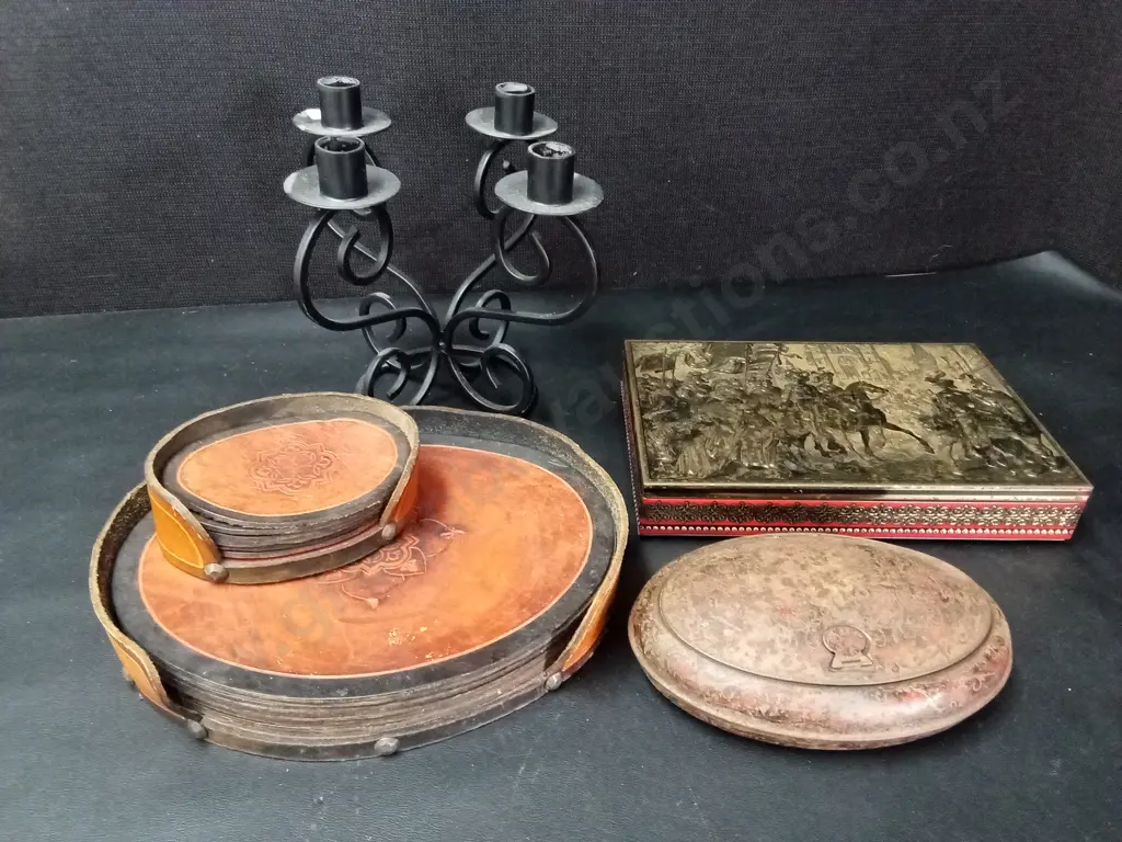 LEATHER PLACE MATS AND COASTER SET, 2 VINTAGE TINS AND A CANDLE HOLDER Image 1++
