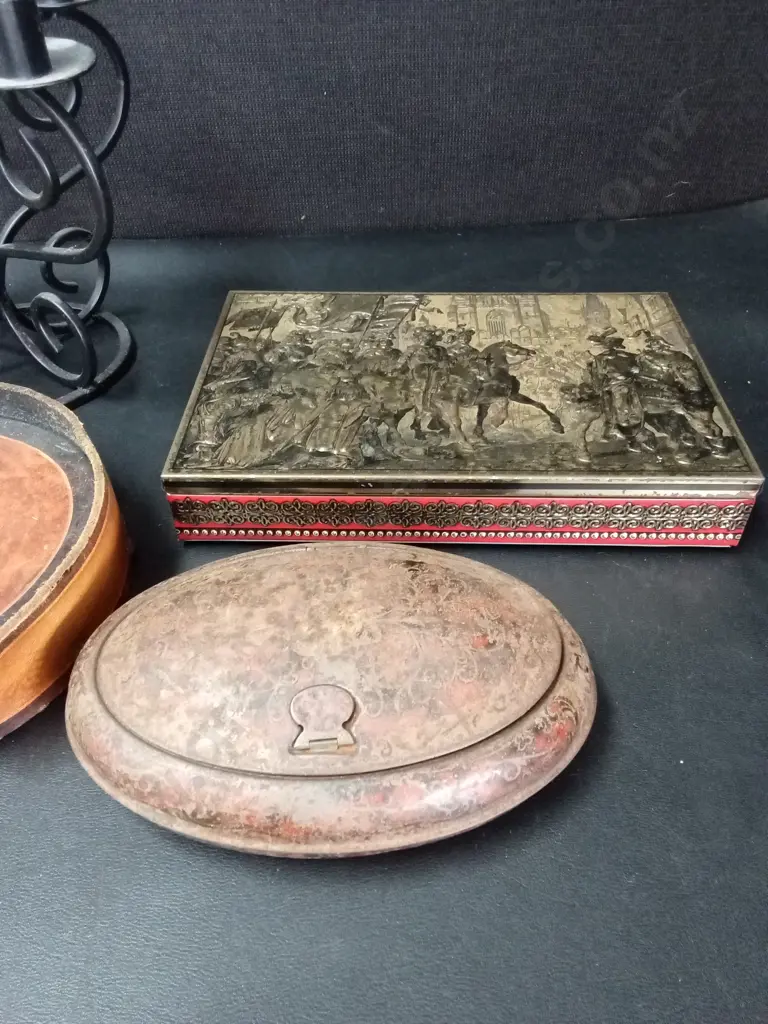LEATHER PLACE MATS AND COASTER SET, 2 VINTAGE TINS AND A CANDLE HOLDER Image 1++
