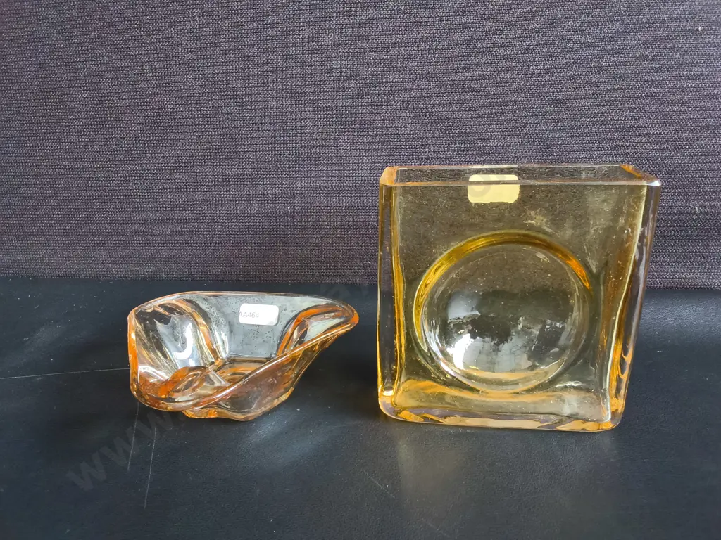 VINTAGE AMBER GLASS ASHTRAY AND SQUARE VASE, MID CENTURY MODERN, TALLEST H 13 CM Image 1++