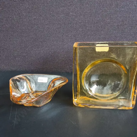 VINTAGE AMBER GLASS ASHTRAY AND SQUARE VASE, MID CENTURY MODERN, TALLEST H 13 CM
