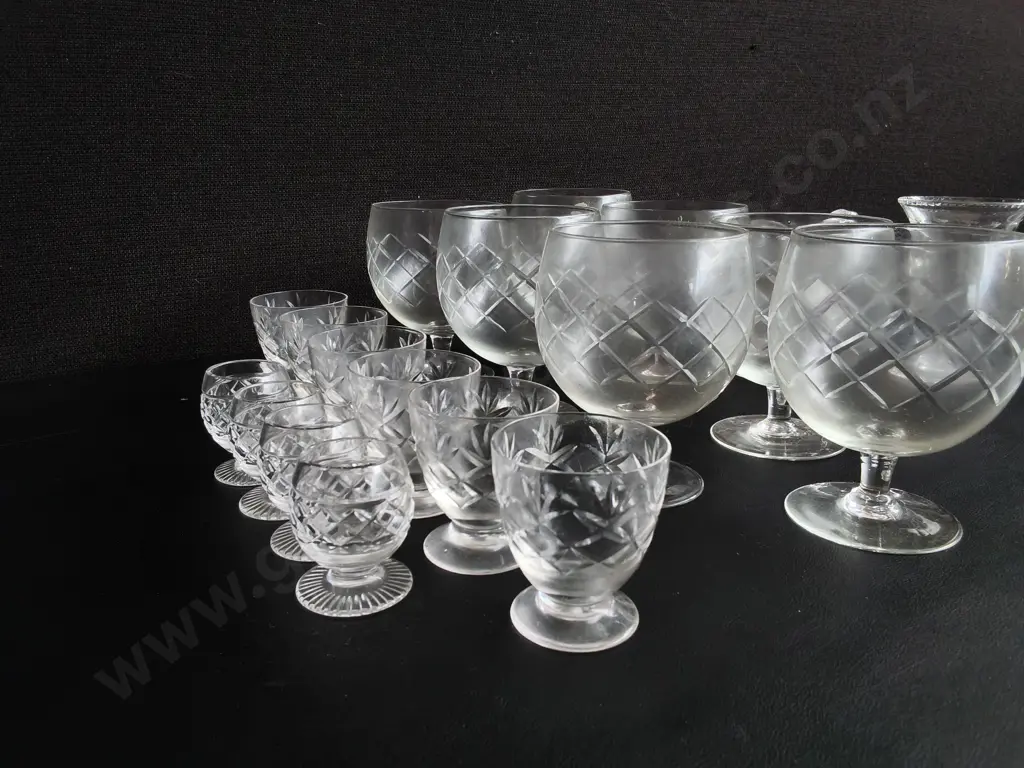 MIX OF VINTAGE STEMWARE AND GLASSWARE, TALLEST H 12 CM Image 1++