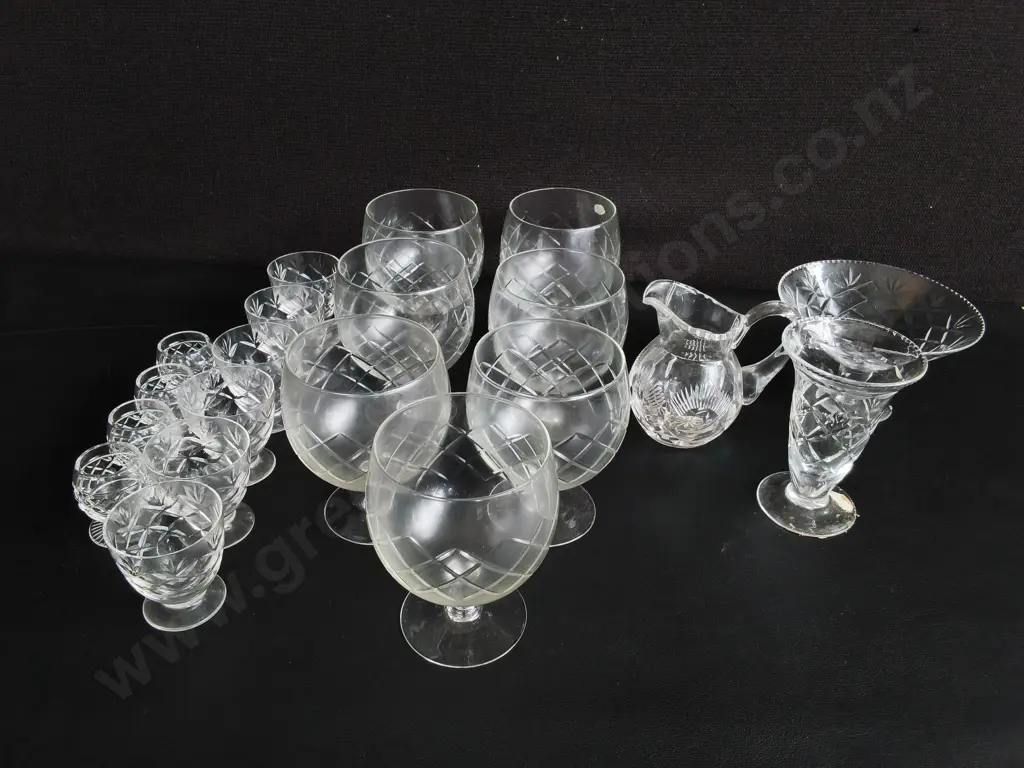 MIX OF VINTAGE STEMWARE AND GLASSWARE, TALLEST H 12 CM Image 1++