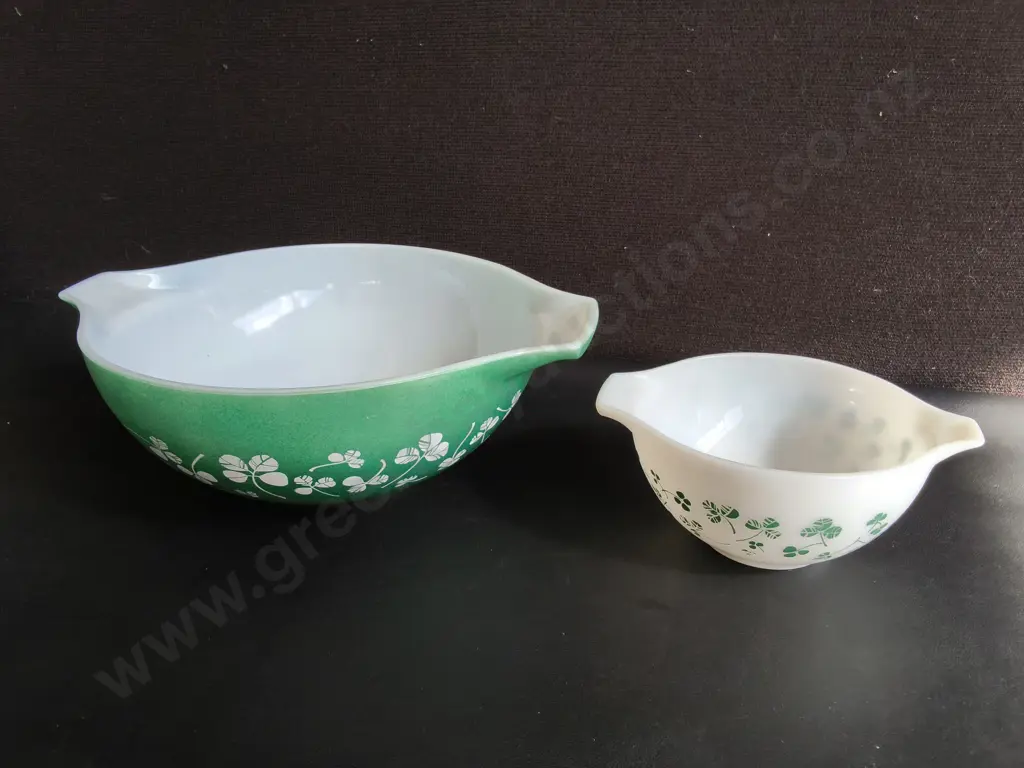 VINTAGE JAJ PUREX CLOVER LEAF SHAMROCK CHIP AND DIP CINDERELLA BOWLS, SET OF 2 , WIDEST DIA 33 CM Image 1++
