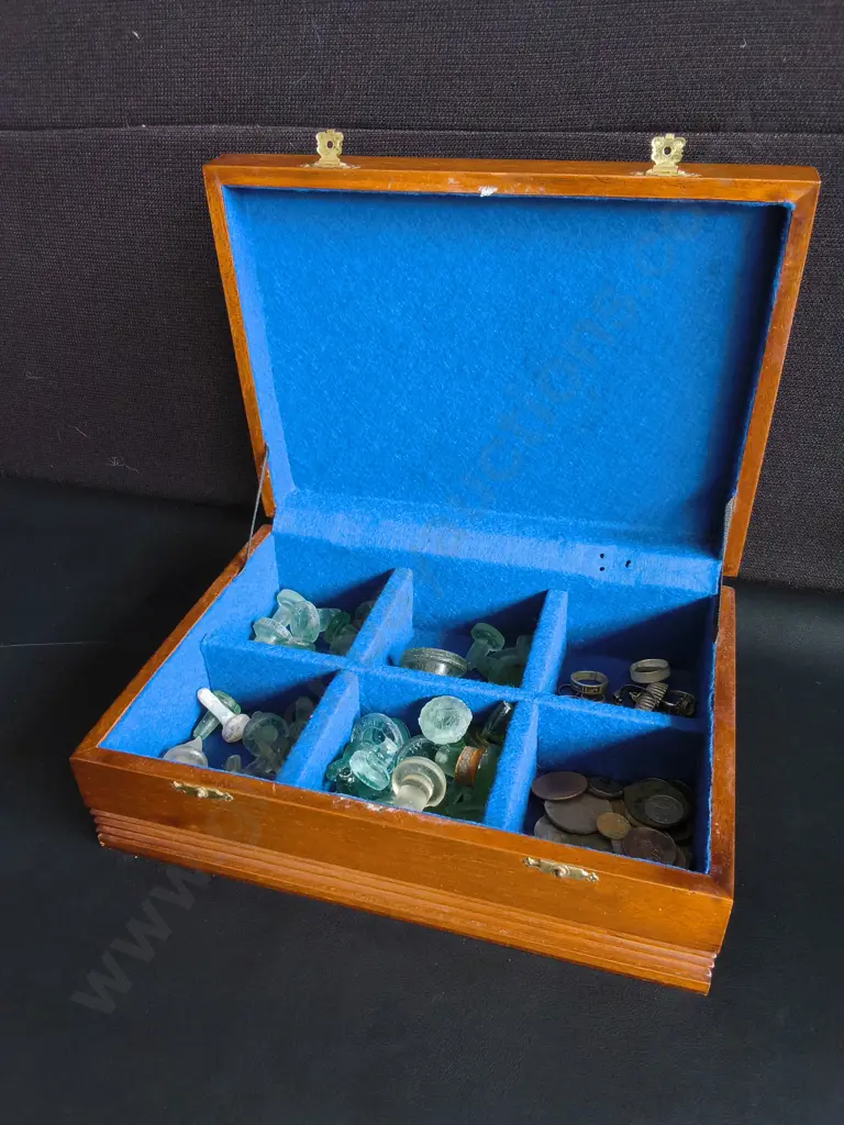 VINTAGE WOODEN COLLECTOR'S BOX WITH GLASS BOTTLE STOPPERS AND MIXED CURIOS, W 30 CM Image 1++