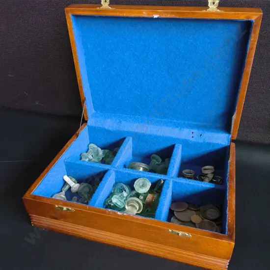 VINTAGE WOODEN COLLECTOR'S BOX WITH GLASS BOTTLE STOPPERS AND MIXED CURIOS, W 30 CM