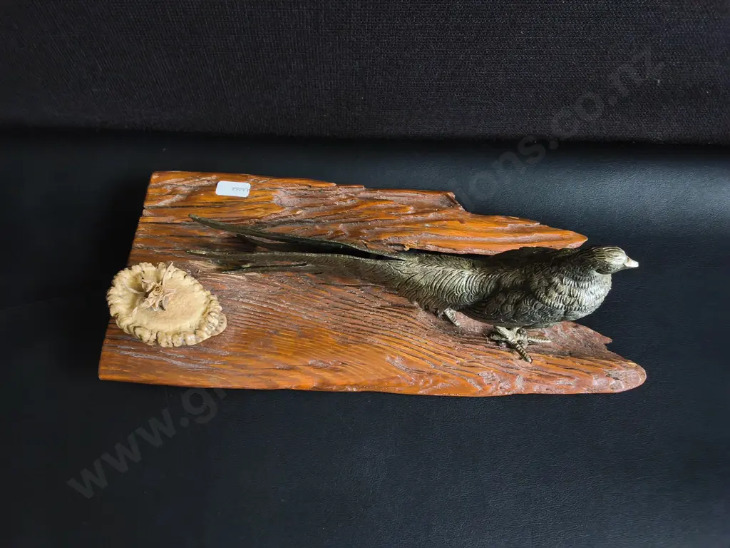 METAL BIRD FIGURINE MOUNTED ON TEXTURED WOODEN PLAQUE, W 37 CM Image 1++