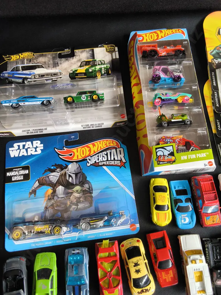 MIX OF TOY CARS, INCLUDING 7 BRAND NEW PACKS Image 1++