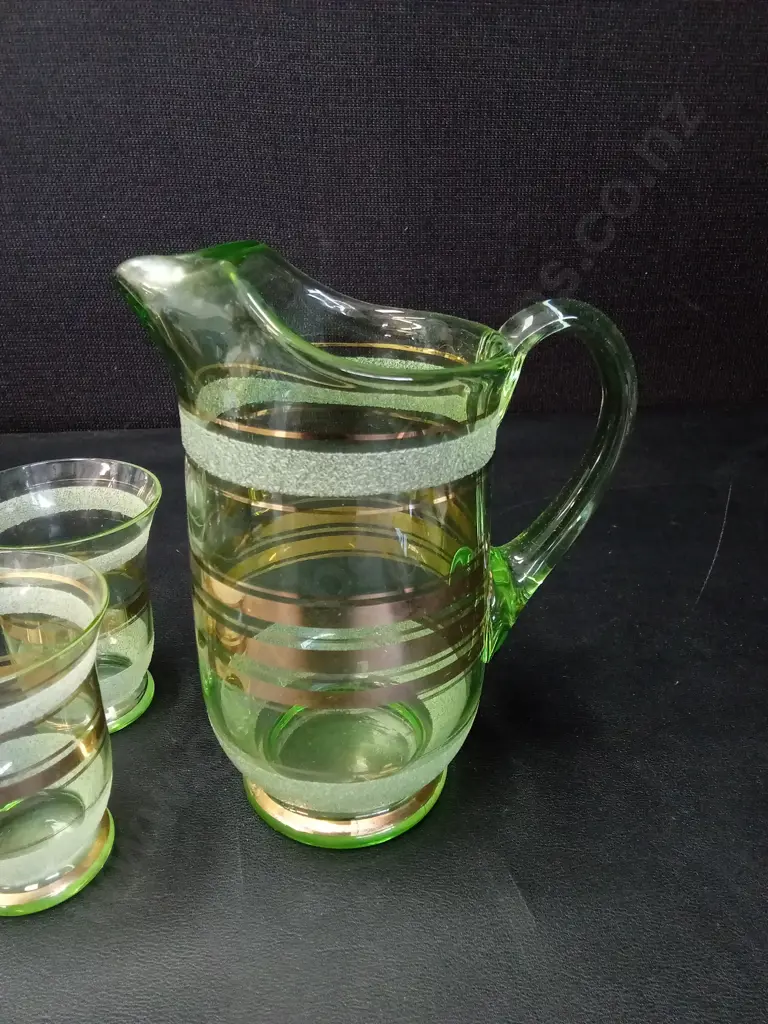 VINTAGE GOLD AND GREEN COLOURED PITCHER AND 4 GLASSES H8CM Image 1++