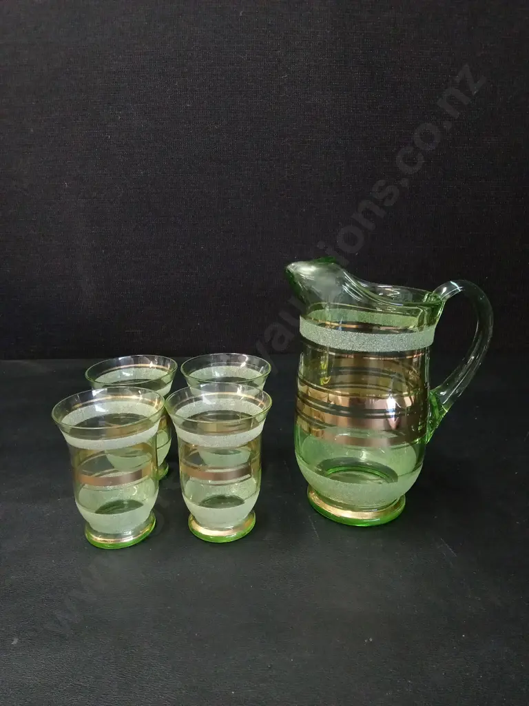 VINTAGE GOLD AND GREEN COLOURED PITCHER AND 4 GLASSES H8CM Image 1++