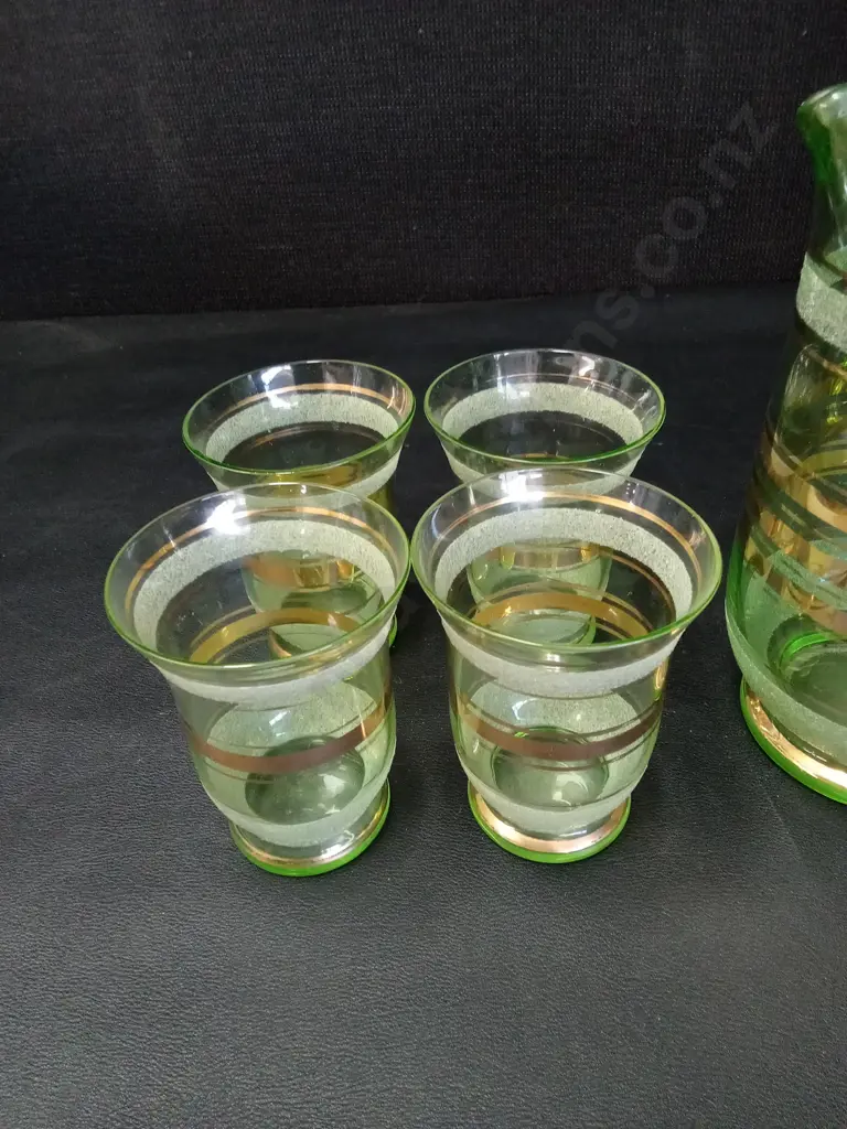 VINTAGE GOLD AND GREEN COLOURED PITCHER AND 4 GLASSES H8CM Image 1++