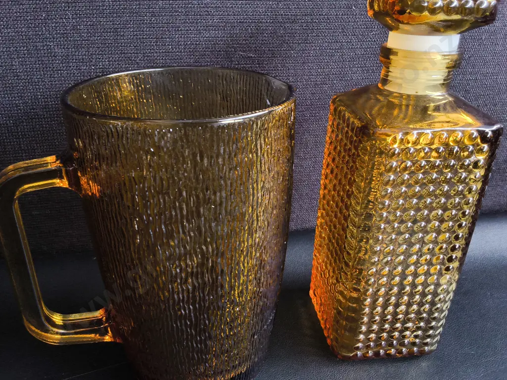 VINTAGE AMBER GLASS PITCHER, AND AMBER GLASS DECANTER, TALLEST H 25 CM Image 1++