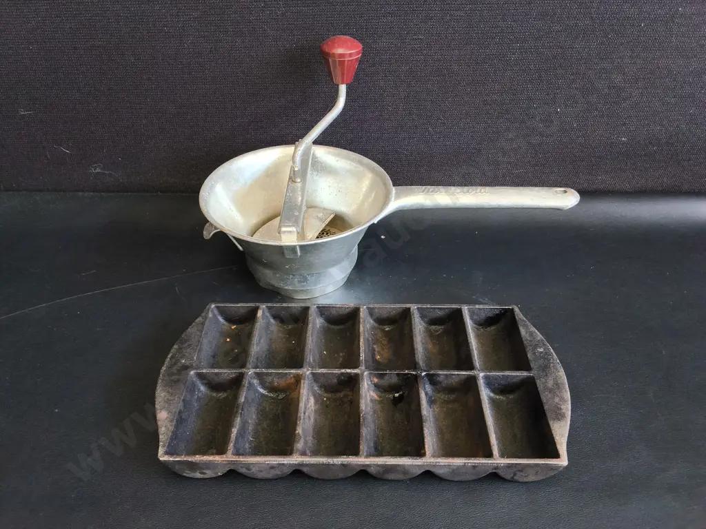 CAST IRON GEM PAN ANDVINTAGE HAND CRANK FOOD MILL Image 1++