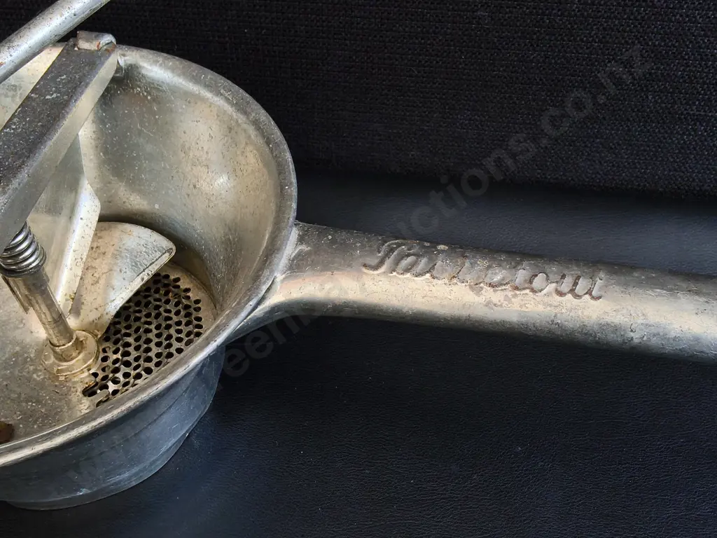CAST IRON GEM PAN ANDVINTAGE HAND CRANK FOOD MILL Image 1++