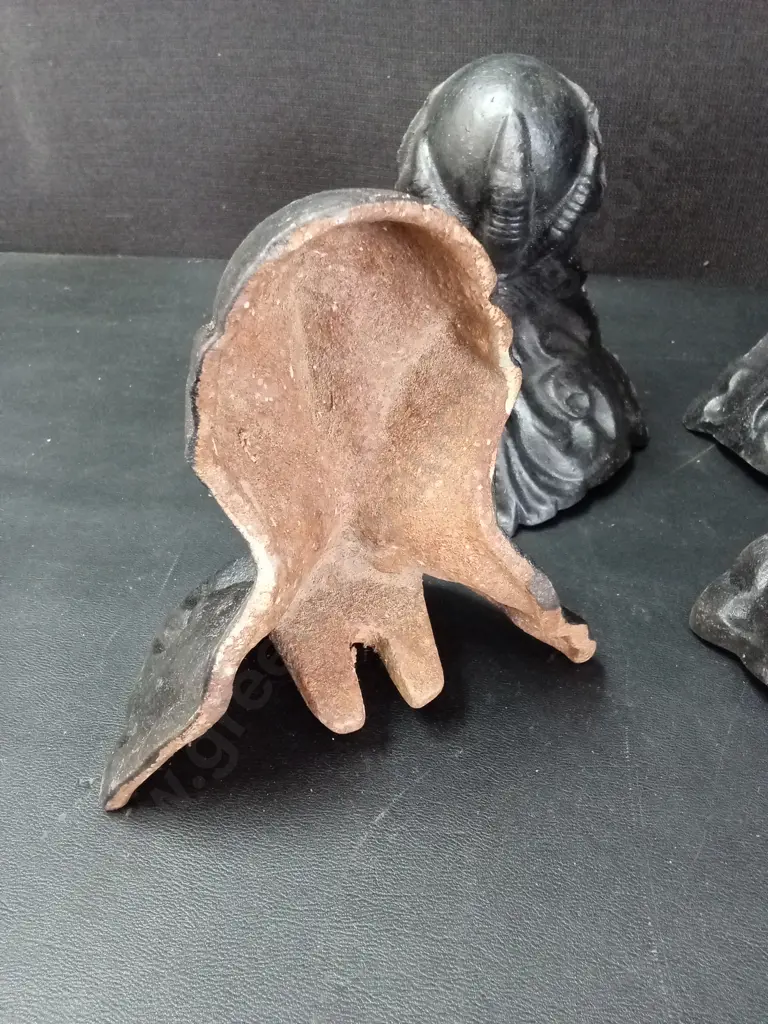 SET OF VINTAGE ORNATE CAST IRON CLAW FEET Image 1++