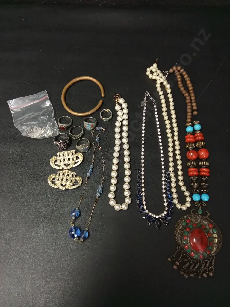 BAG OF ASSORTED JEWELLERY Image 1++