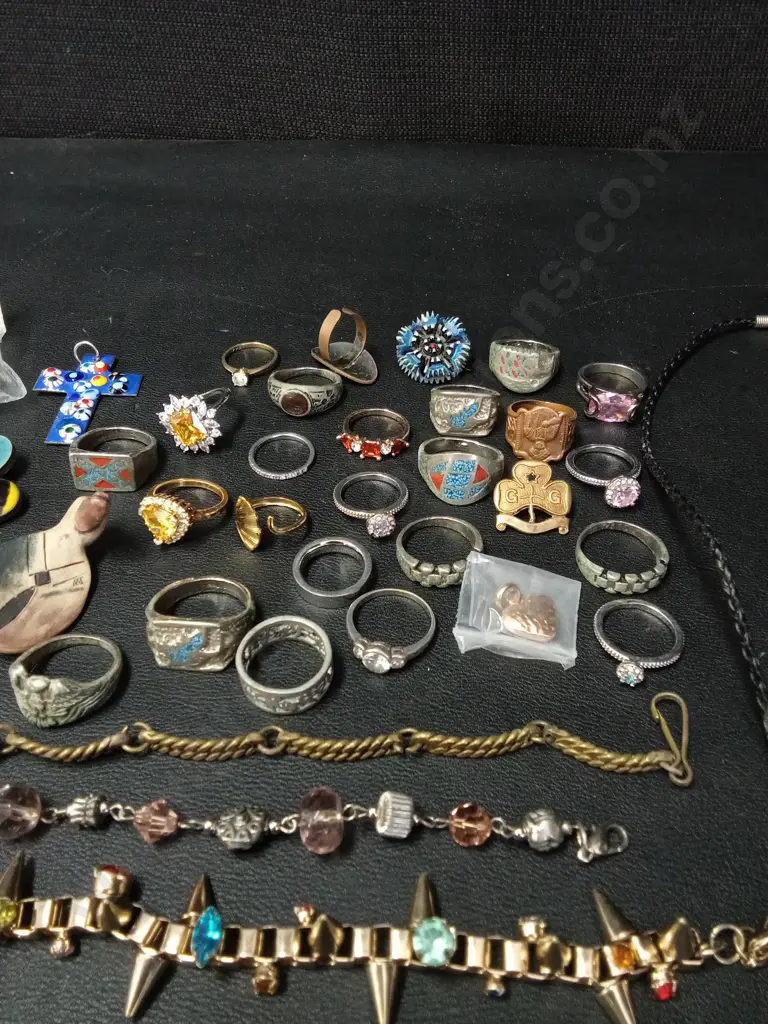 BAG OF ASSORTED JEWELLERY Image 1++