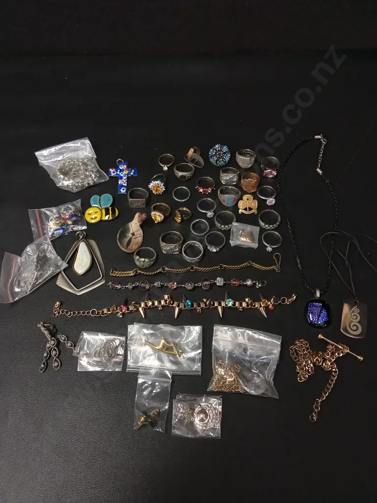 BAG OF ASSORTED JEWELLERY Image 1++