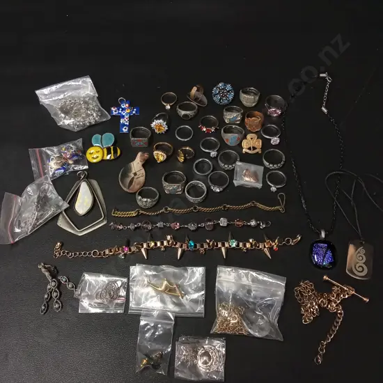 BAG OF ASSORTED JEWELLERY