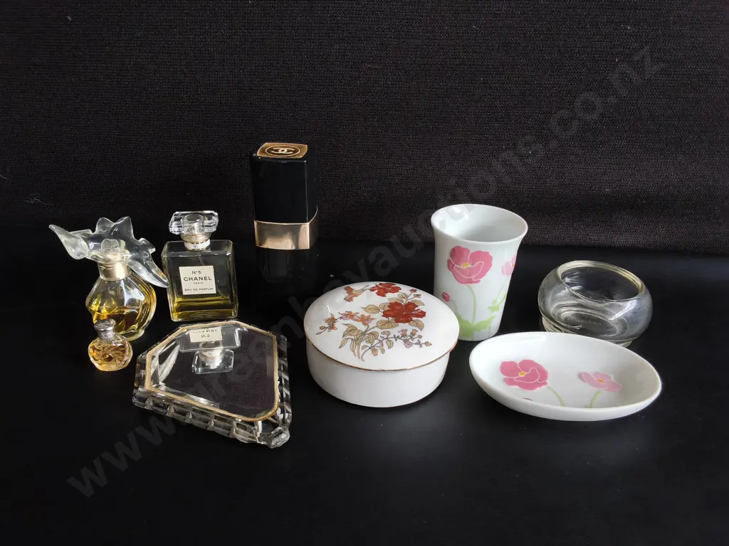 MIX OF VINTAGE VANITY ITEMS Image 1++