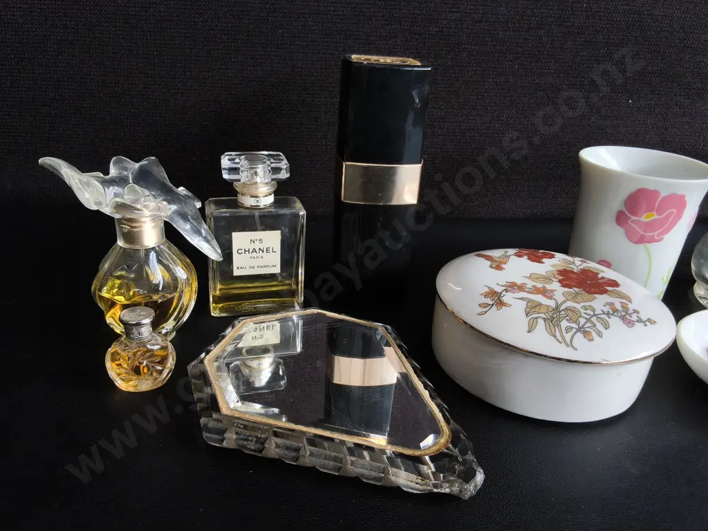 MIX OF VINTAGE VANITY ITEMS Image 1++