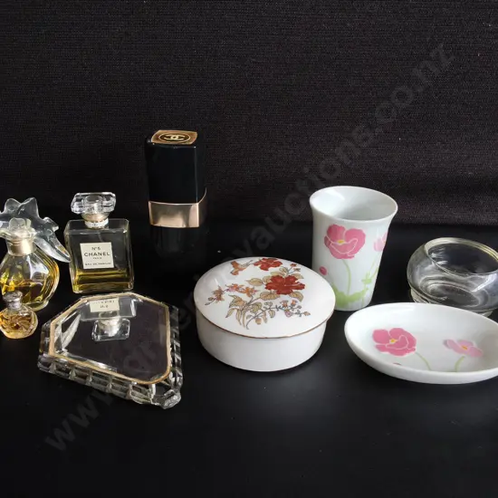 MIX OF VINTAGE VANITY ITEMS