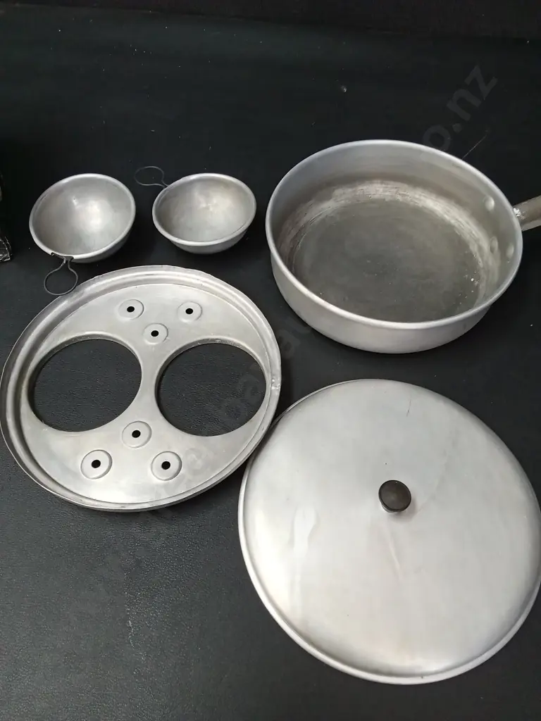 6 ORNELLA GLASSES H17CM AND A VINTAGE EGG POACHER PAN Image 1++