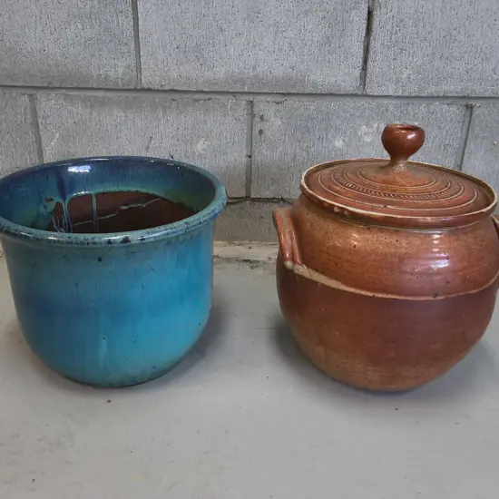 VINTAGE STUDIO POTTERY, RUSTIC BLUE UCROCK AND EARTHY BROWN LIDDED CASSEROLE POT, TALLEST H 34 CM