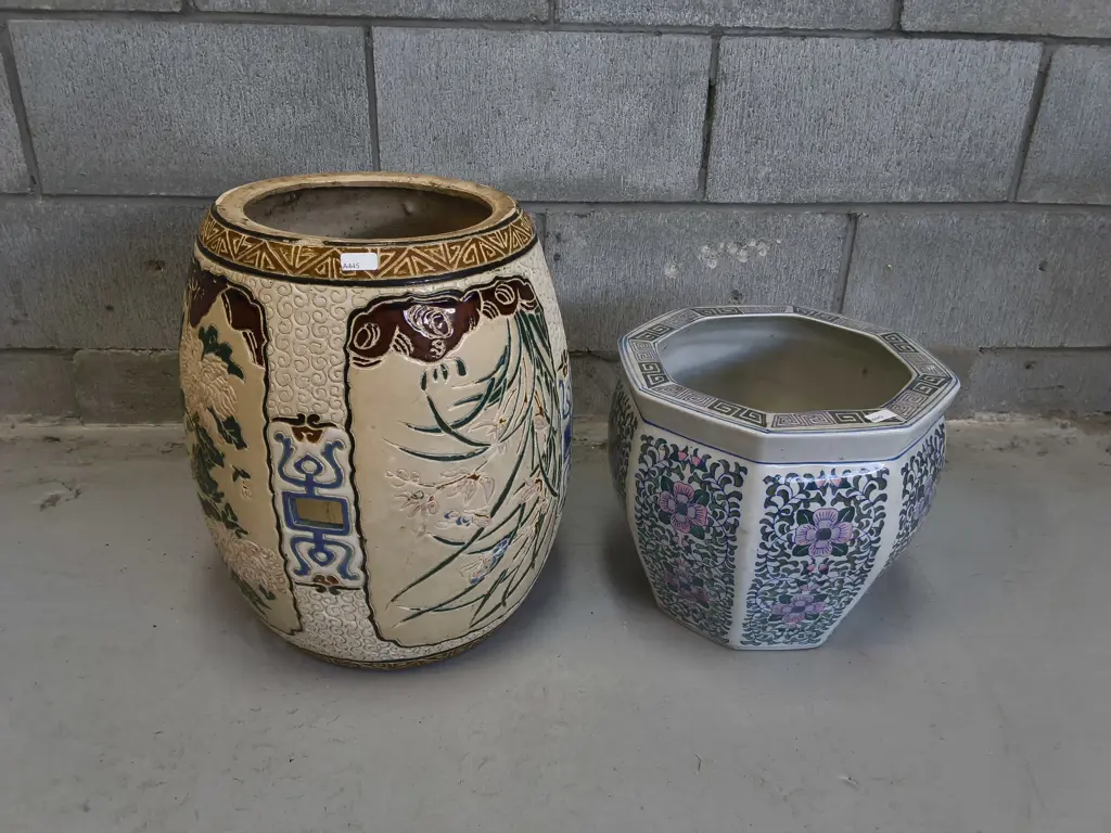 PAIR OF CERAMIC CHINESE PLANTERS, TALLEST H 39 CM Image 1++