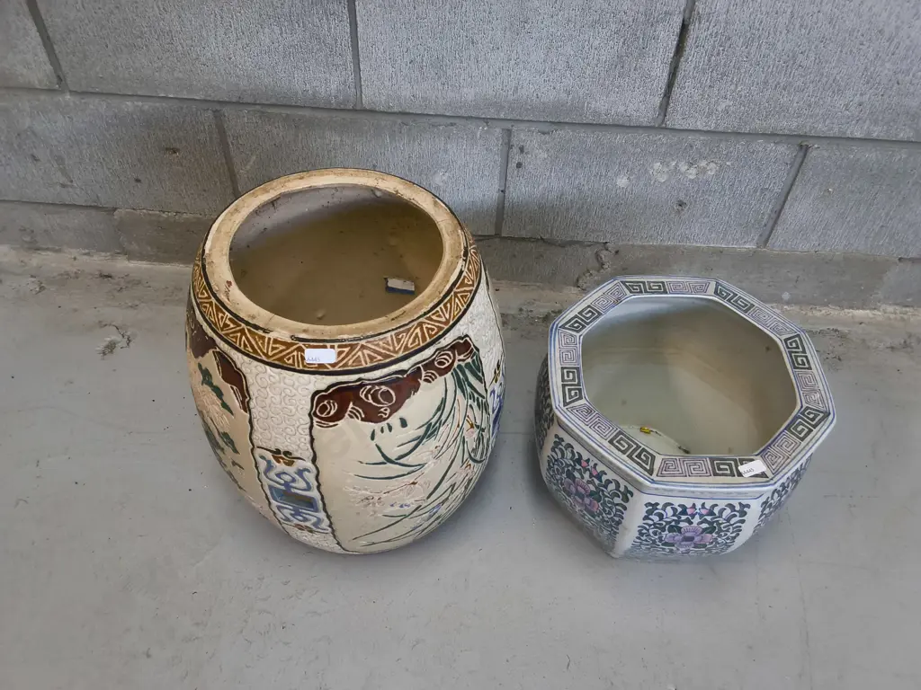PAIR OF CERAMIC CHINESE PLANTERS, TALLEST H 39 CM Image 1++