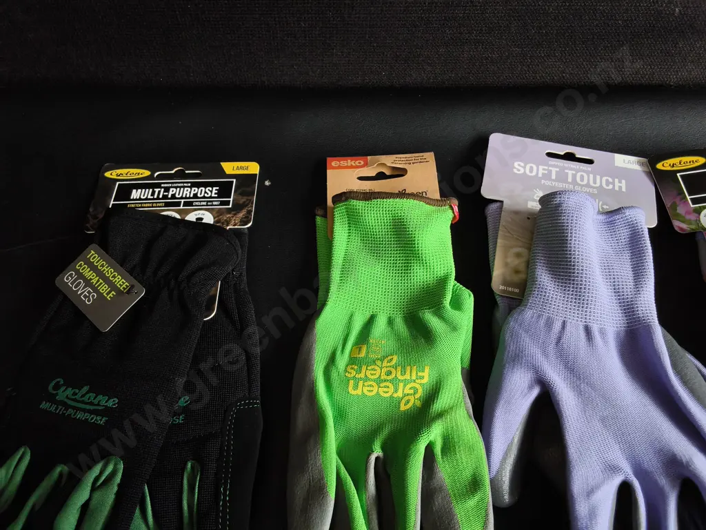 5 BRAND NEW PAIRS OF GARDENING GLOVES Image 1++