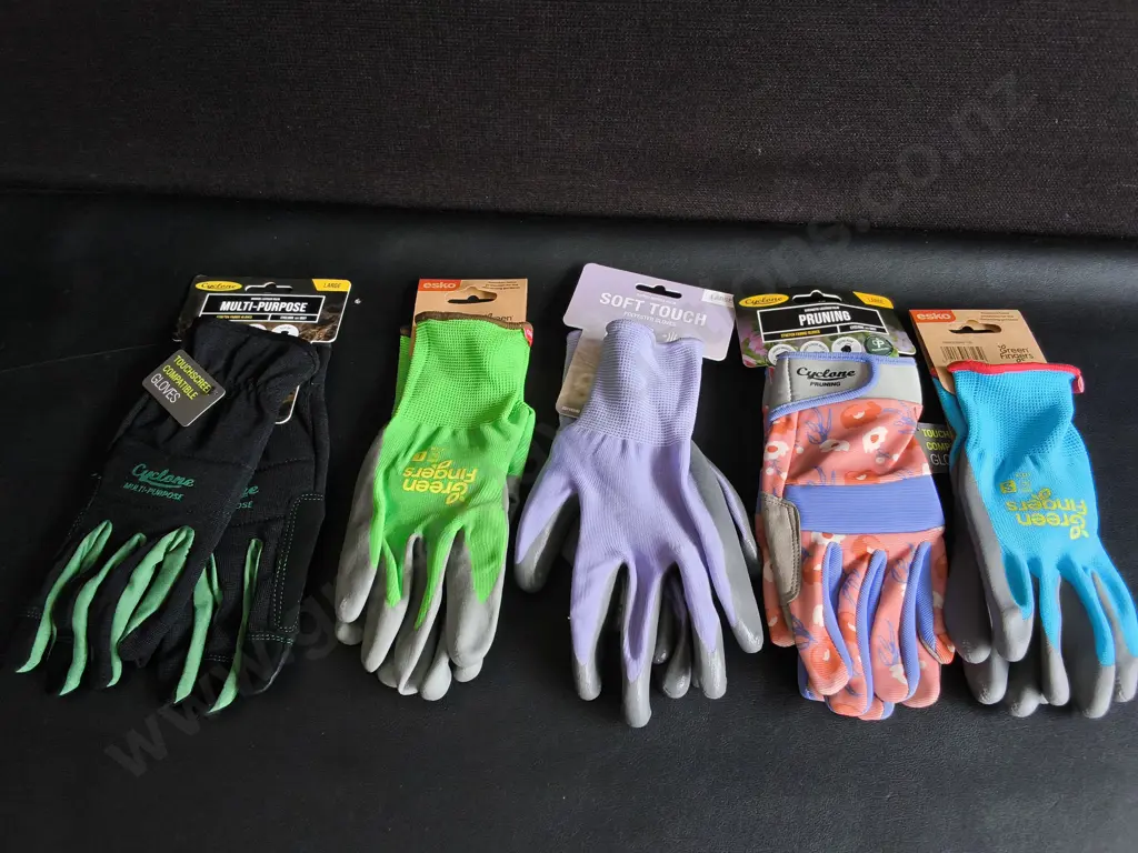 5 BRAND NEW PAIRS OF GARDENING GLOVES Image 1++