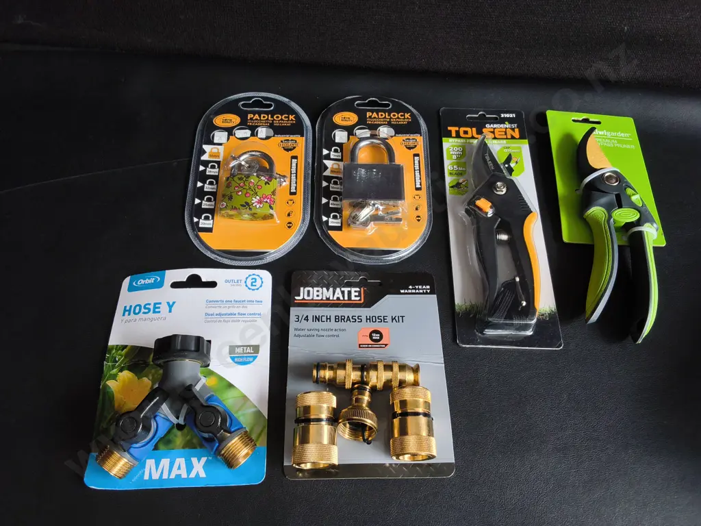 6 PIECES BRAND NEW GARDEN ITEMS AND PADLOCKS Image 1++
