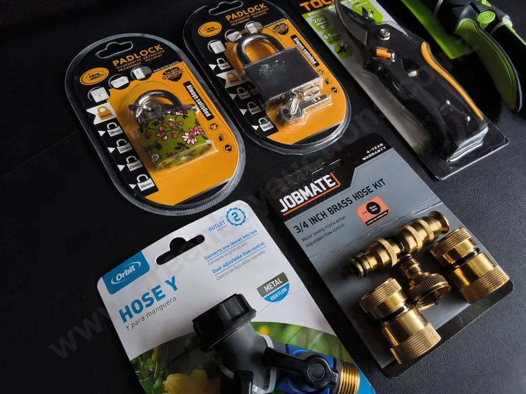 6 PIECES BRAND NEW GARDEN ITEMS AND PADLOCKS Image 1++
