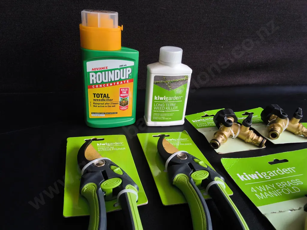 8 BRAND NEW GARDEN ITEMS Image 1++