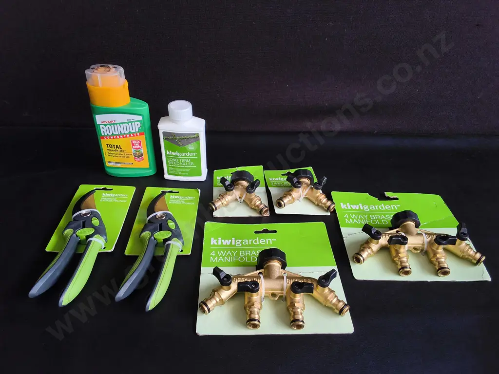 8 BRAND NEW GARDEN ITEMS Image 1++