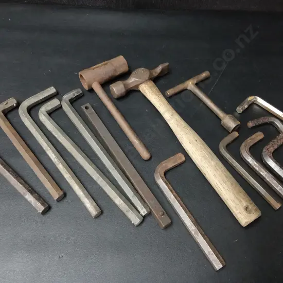 BOX OF HAND TOOLS