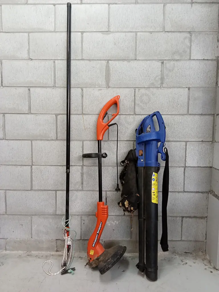 COLLECTION OF GARDEN TOOLS Image 1++