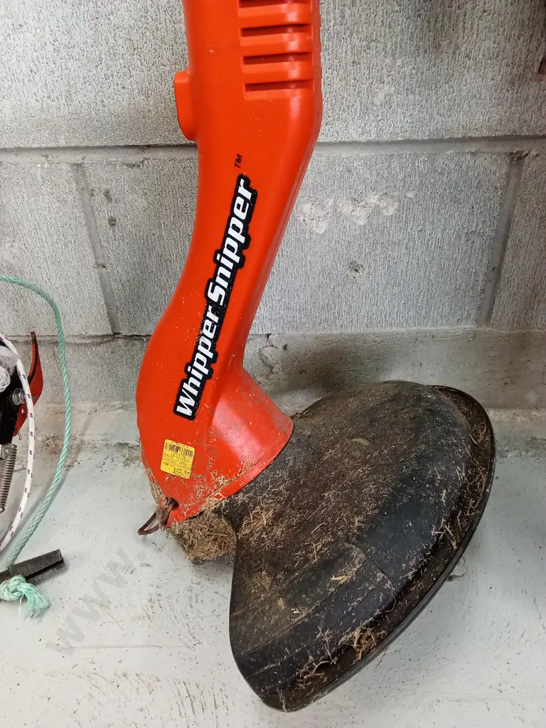 COLLECTION OF GARDEN TOOLS Image 1++