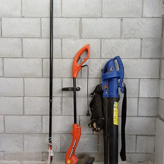 COLLECTION OF GARDEN TOOLS