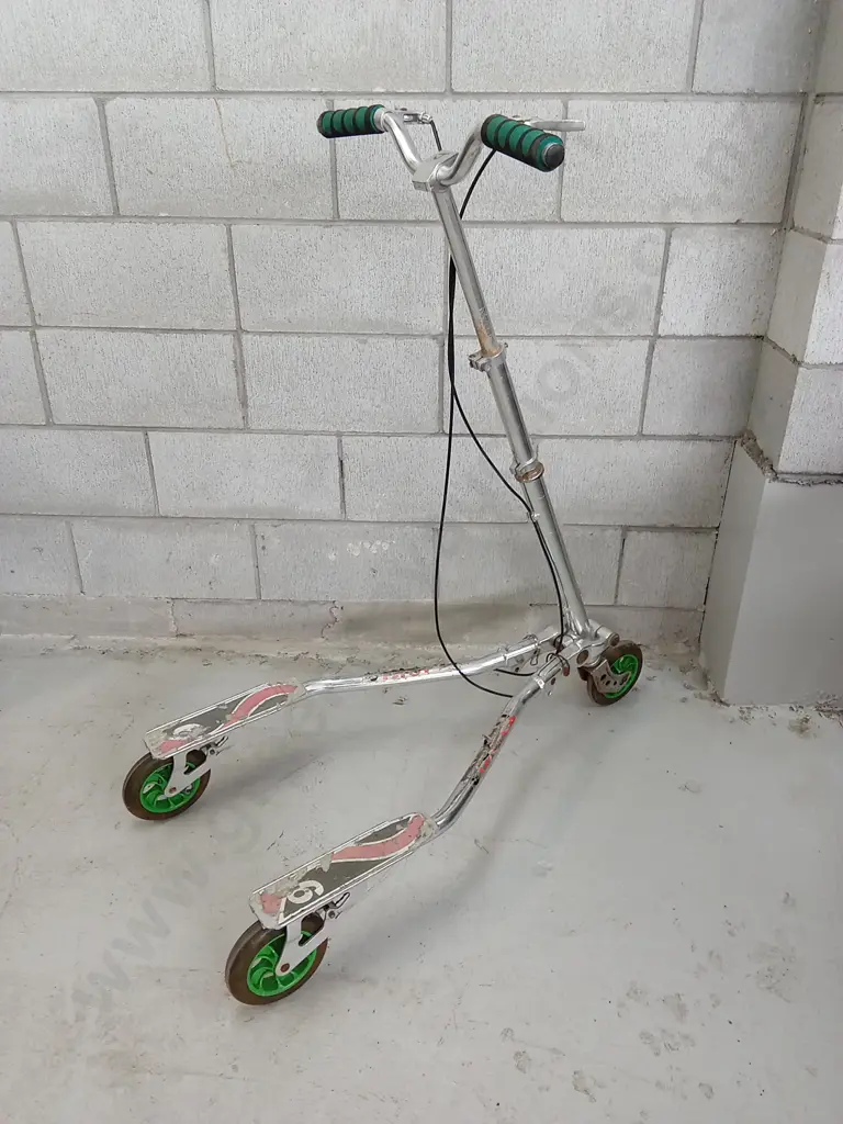 TRIKKE CARVING SCOOTER Image 1++