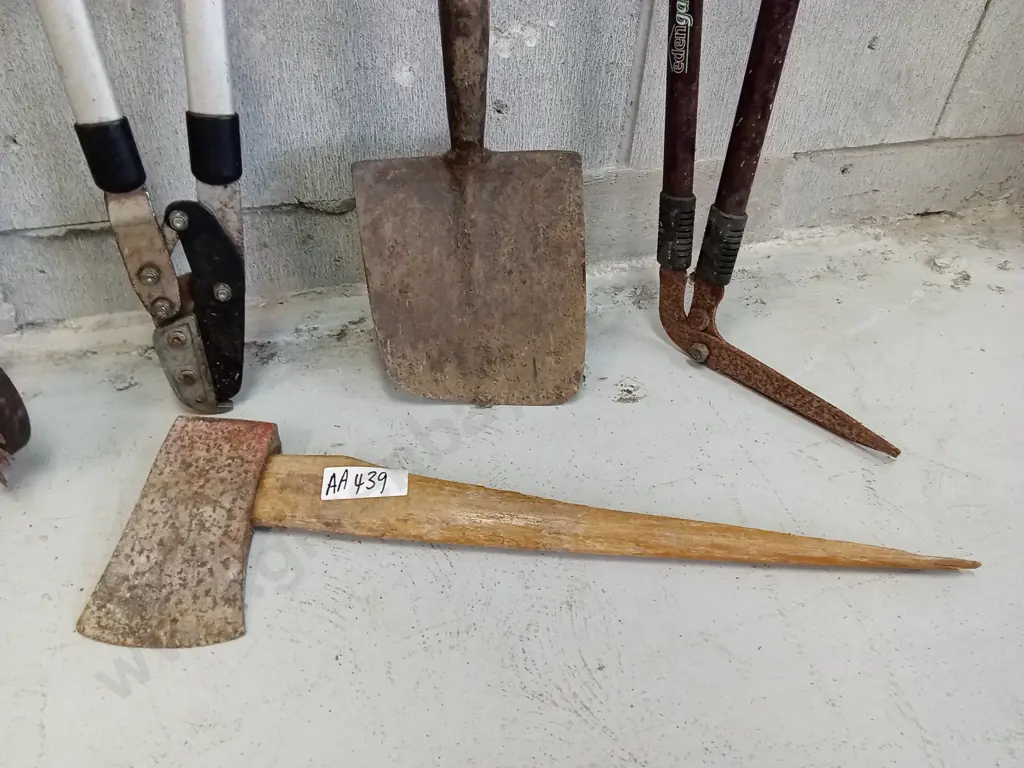 COLLECTION OF GARDEN HAND TOOLS Image 1++