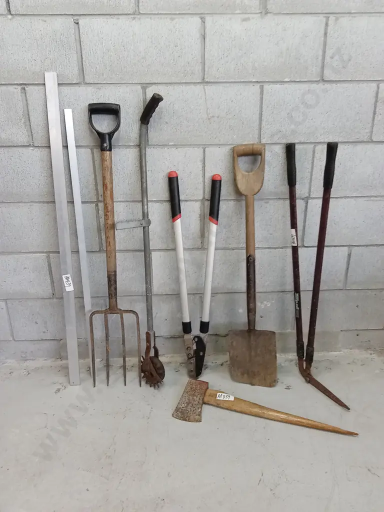 COLLECTION OF GARDEN HAND TOOLS Image 1++