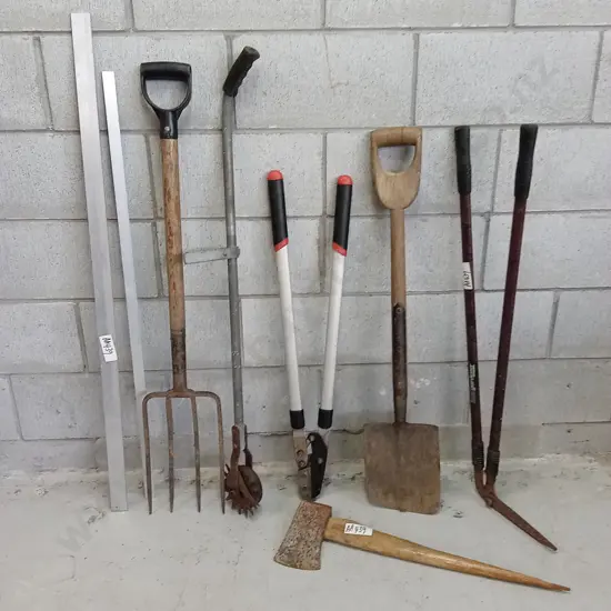 COLLECTION OF GARDEN HAND TOOLS